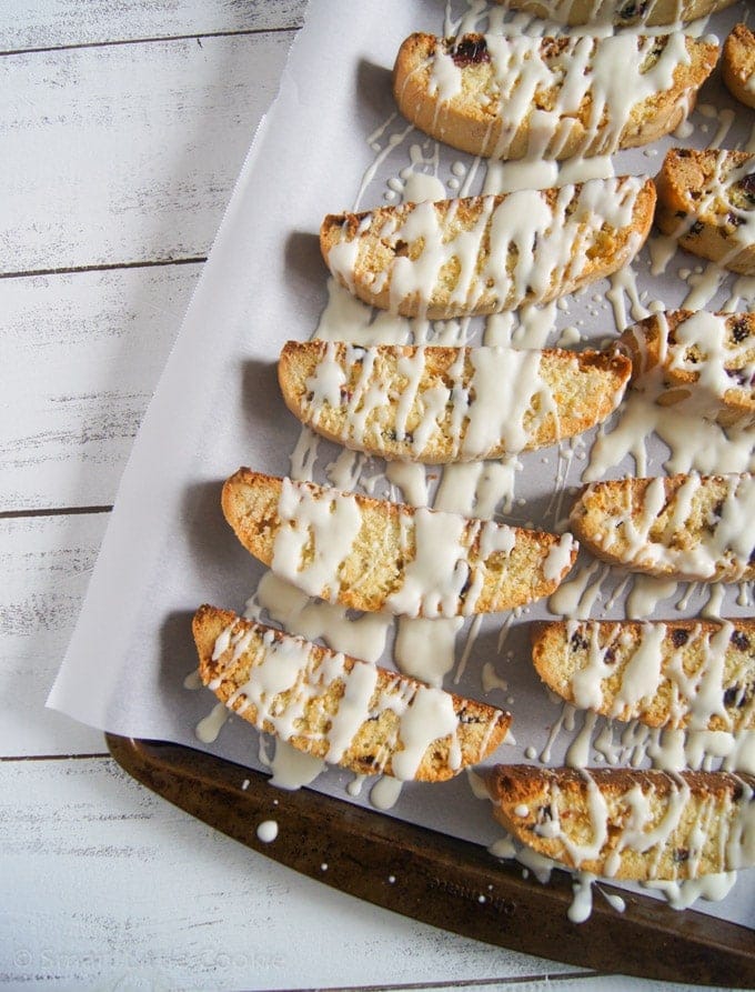 Biscotti terminado con Chocolate Blanco en una bandeja de hornear