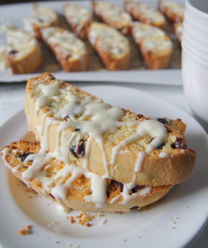 Biscotti servido en un plato blanco terminado con chocolate blanco