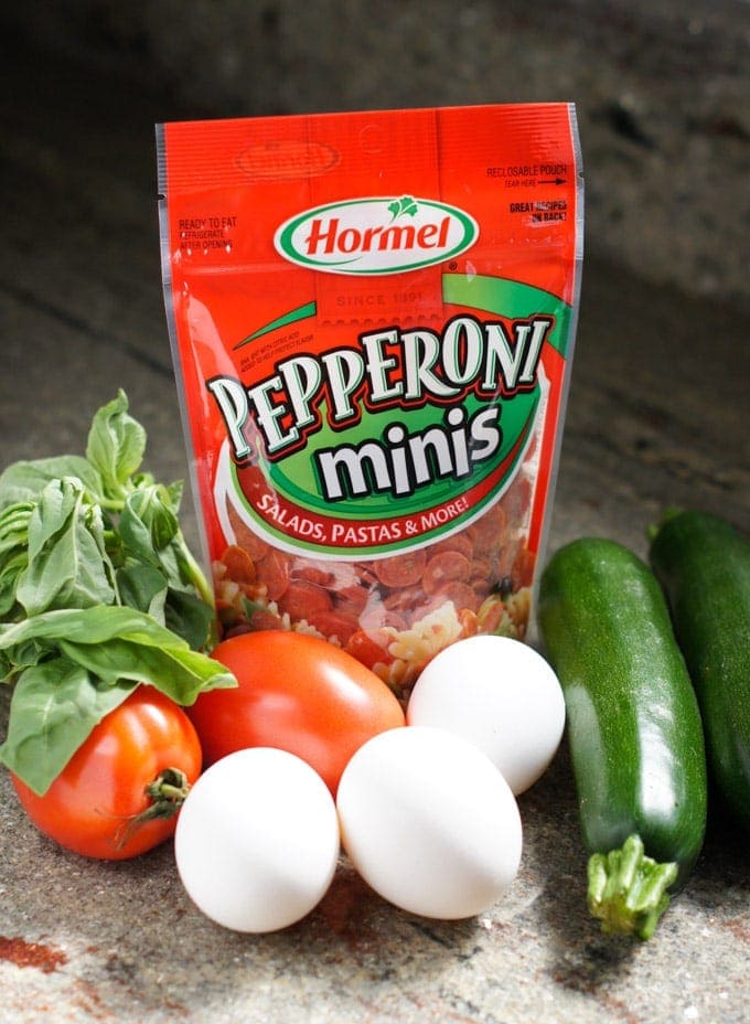 Ingredientes para frittata con peperoni y vegetales