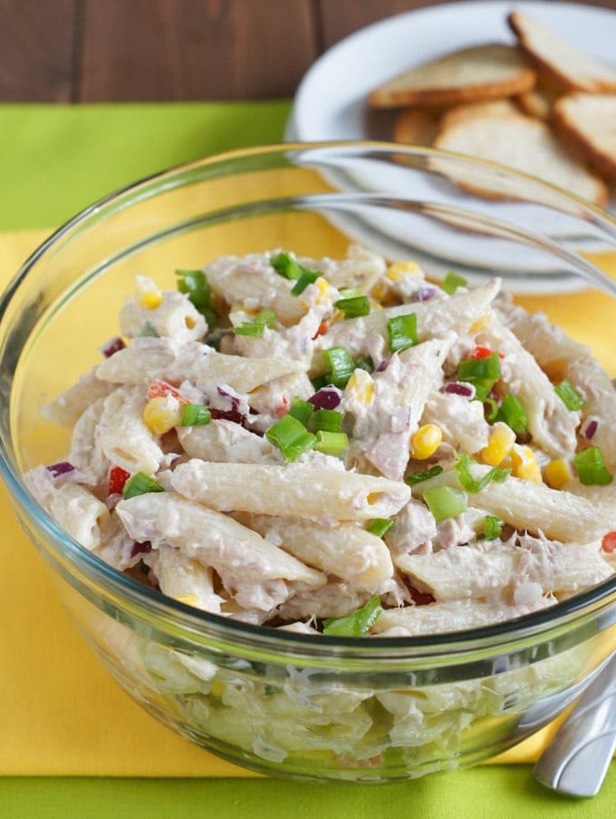 Ensalada de Atún con Pasta servida en un tazón de cristal