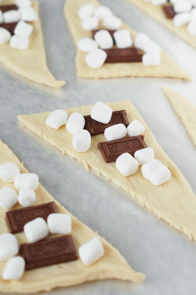 Chocolate and marshmallows on top of a triangle of pastry dough.