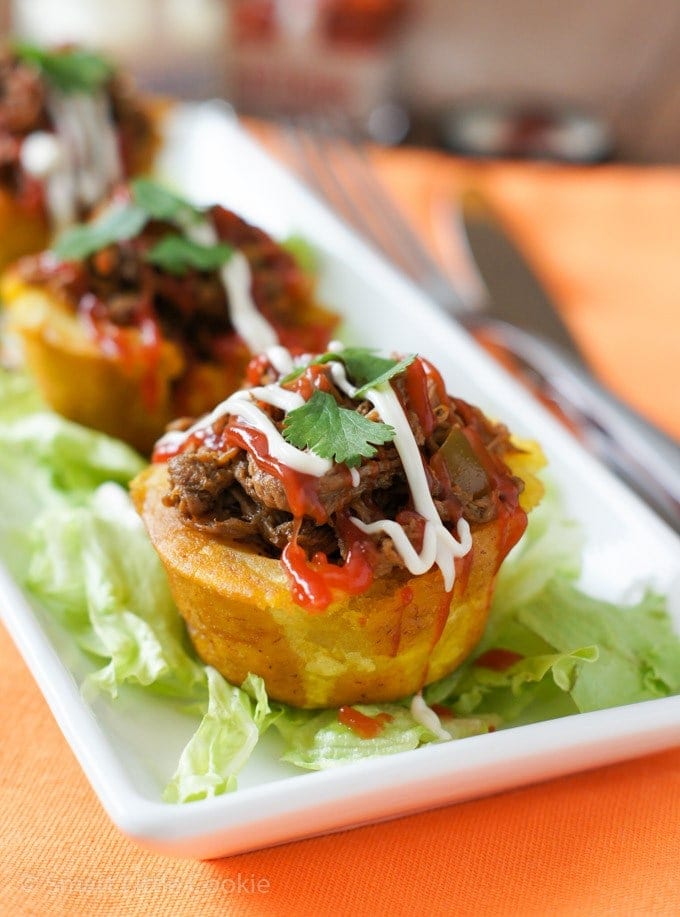 Tostones Rellenos rociados con mayonesa y ketchup