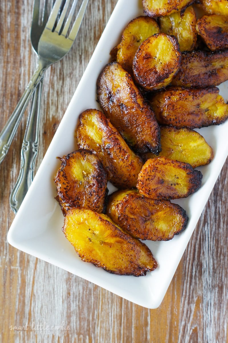 Platanos Maduros Fritos servidos en un plato blanco.