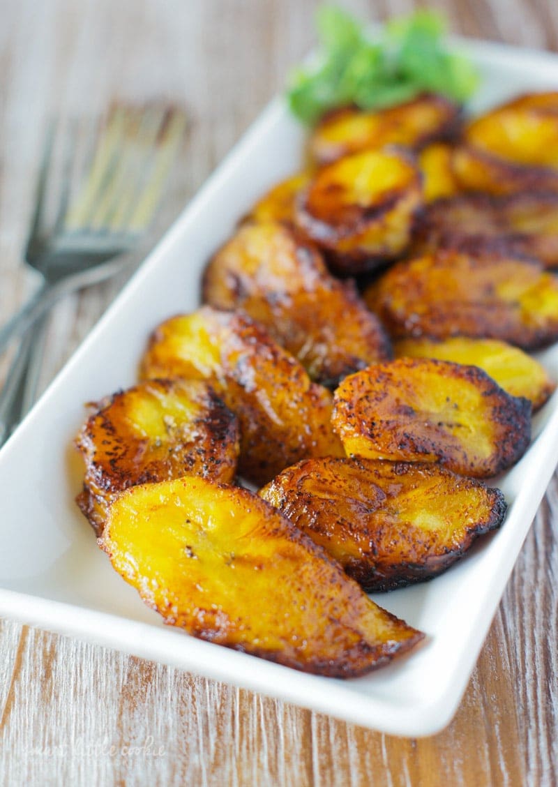 gyldne stegte søde Plantain skiver (Platanos Maduros Fritos) serveret i en hvid pate.