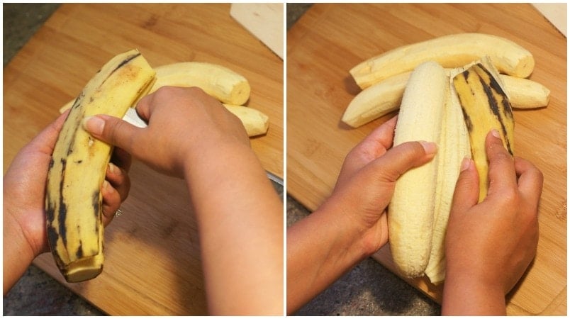 mãos usando uma faca para descascar banana madura