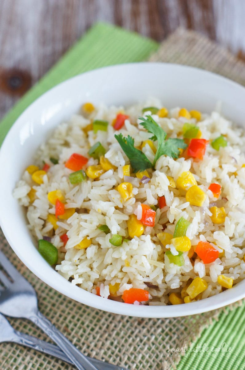 Close up of the arroz primavera garnished with fresh cilantro.