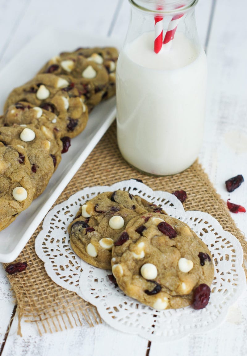 Deliciosas y fáciles galletas suaves de chispas de chocolate blanco y arándanos. mydominicankitchen.com #cookies