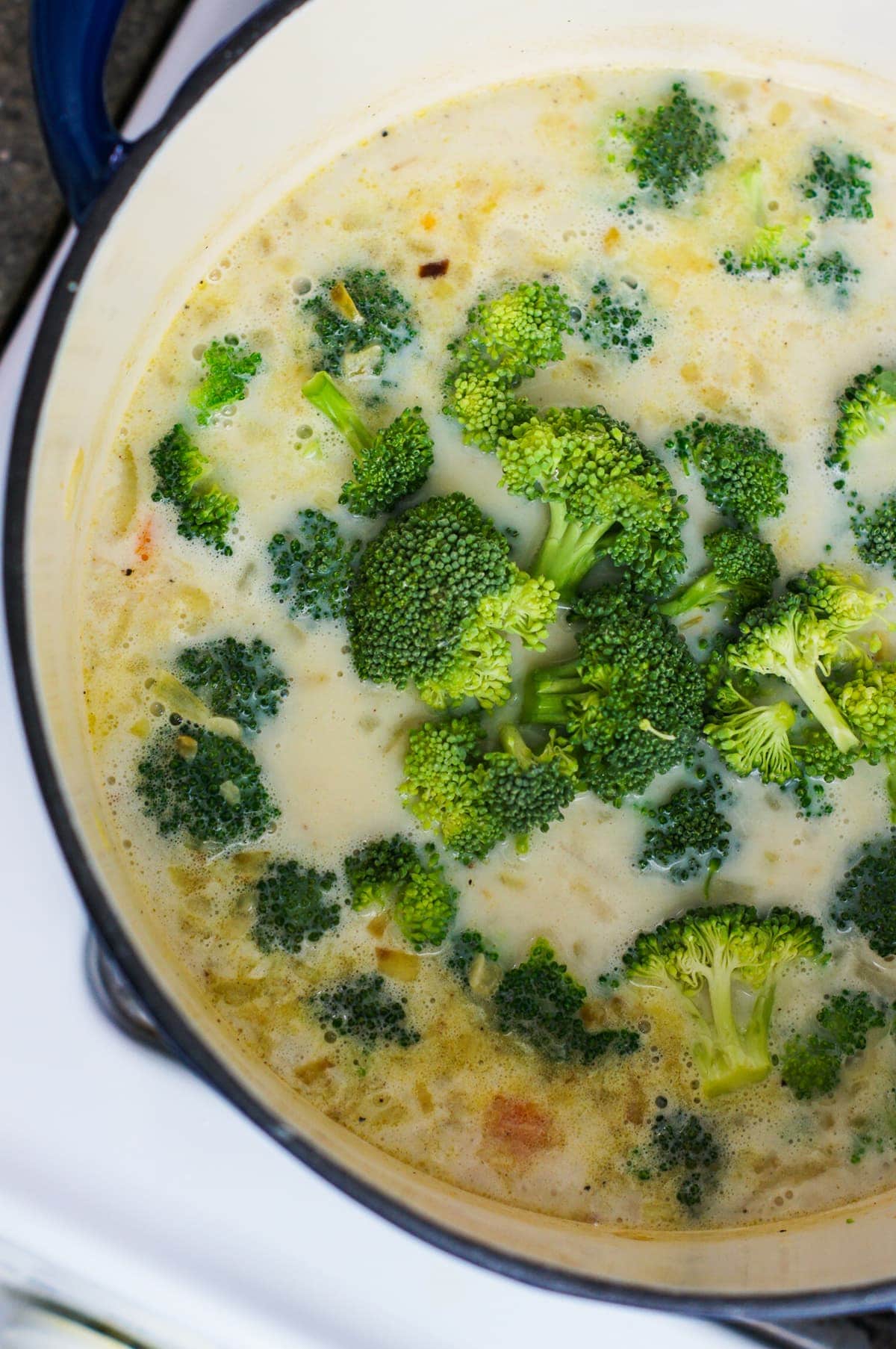 Sopa de Brócoli y Queso en preparacion en una olla sobre la estufa. 