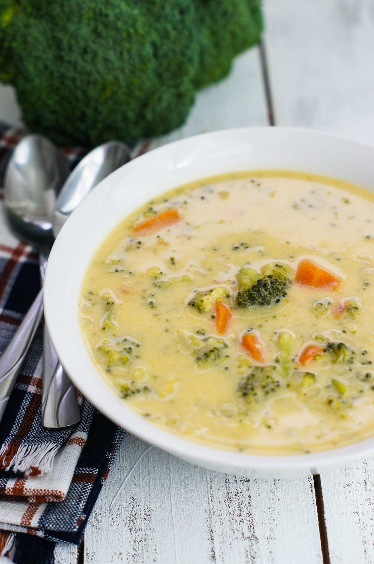 Sopa de Brócoli y Queso servida en un bowl blanco
