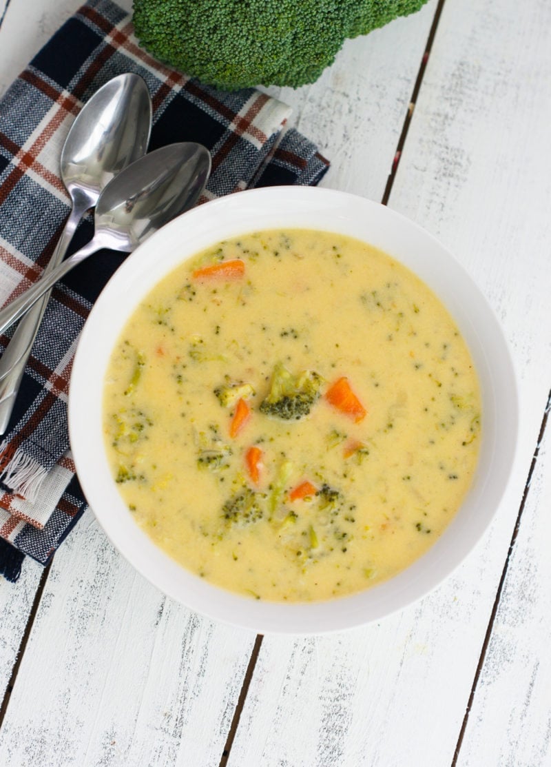 Sopa de Brócoli y Queso servida en un bowl blanco