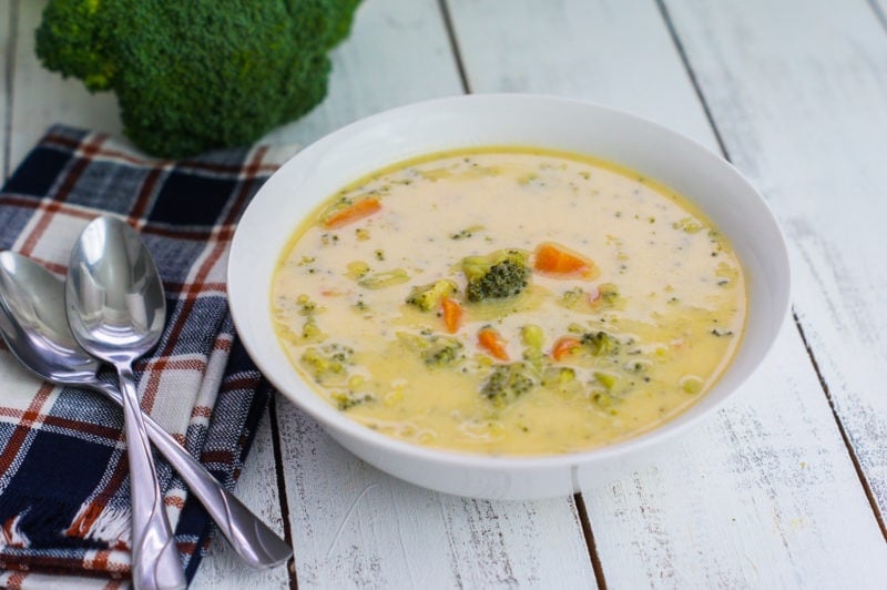 Sopa de Brócoli y Queso servida en un bowl blanco. Foto horizontal.