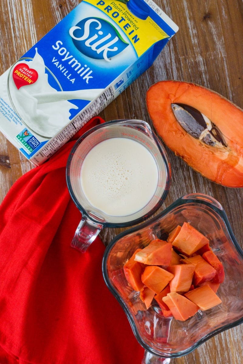 Batido de Mamey saludable ~ Un smoothie (batido) de frutas tropicales con todos los sabores del tradicional batido de Mamey (Zapote) hecho más saludable. mydominicankitchen.com