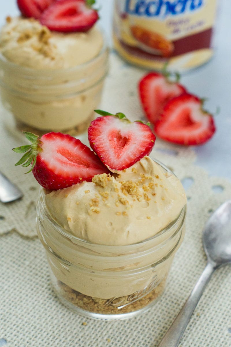 Cheesecake servido en un recipiente de cristal