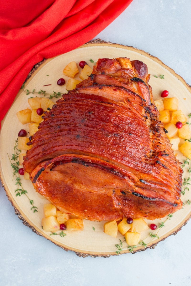 Toma superior de Jamón Glaseado en un plato decorativo de madera