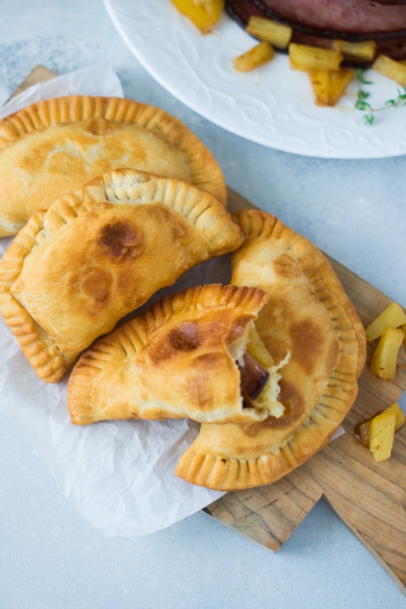 Empanadas de Jamón y Piña Glaseadas en una tabla de madera