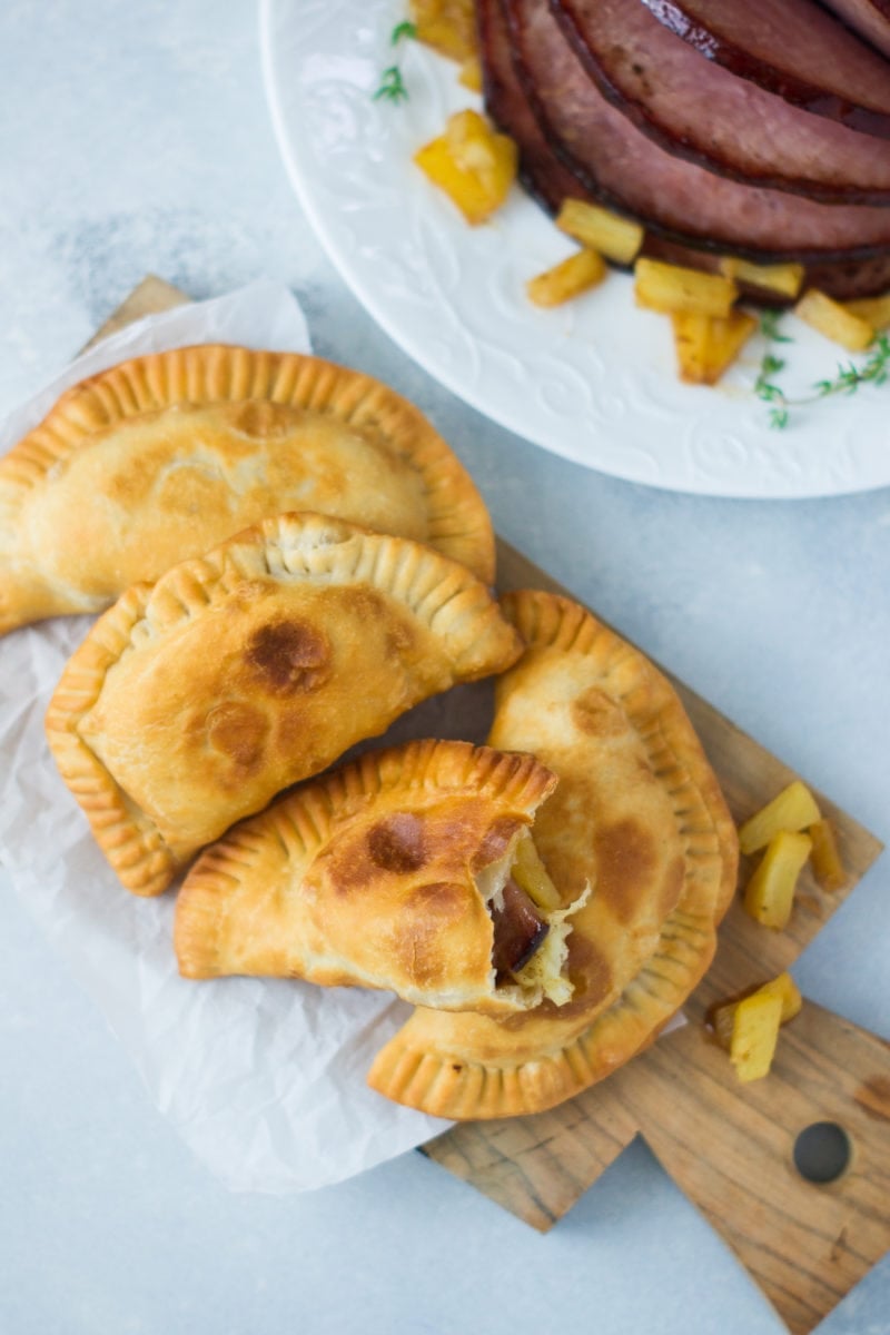 empanadas de servidas al lado de un jamón