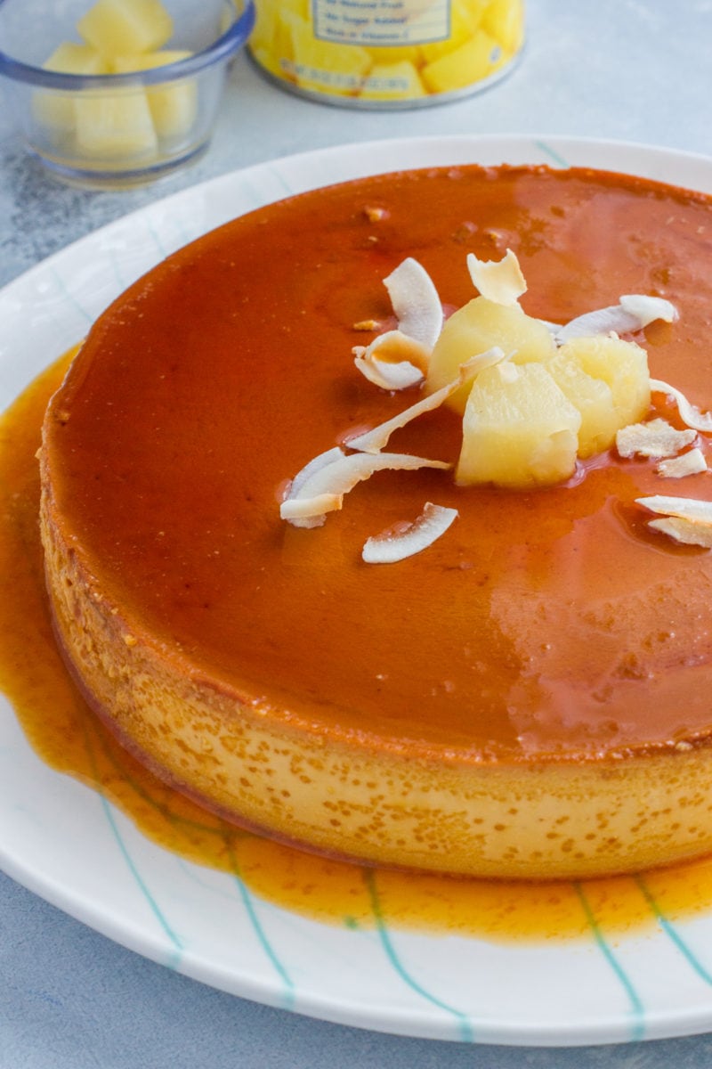 Flan de Piña terminado con trocitos de piña y hojuelas de coco