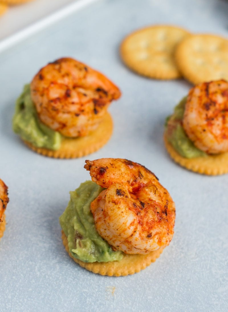 Bocaditos de guacamole y camarones picantes 