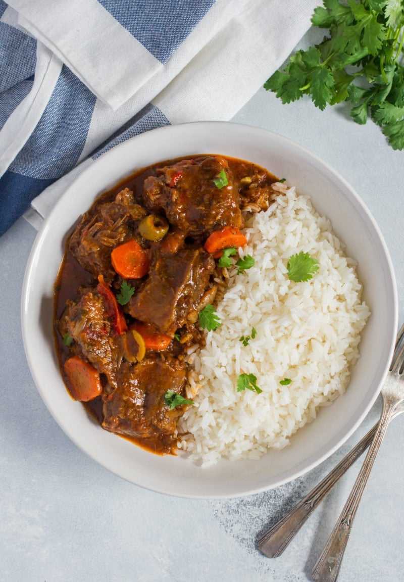 Guiso de cola de buey picante de estilo dominicano (Rabo Encendio) servido con arroz blanco