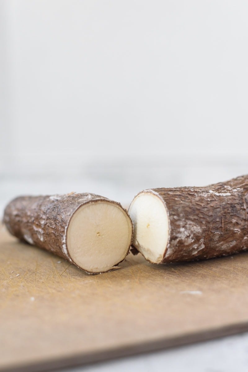 Raíz de yuca en una tabla cortada por la mitad