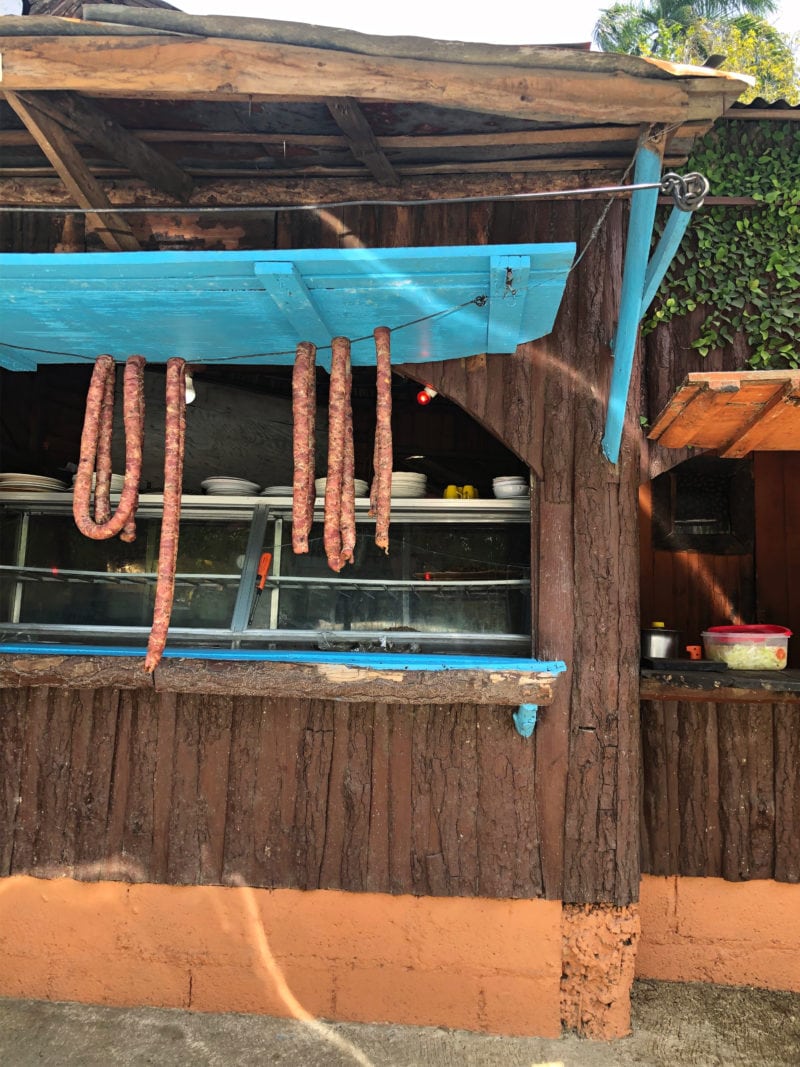 Longaniza colgada en un puesto de vender longaniza en la República Dominicana 