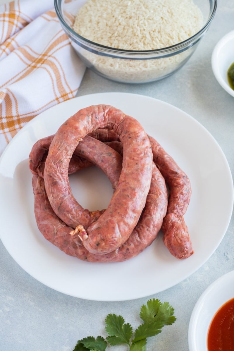 Longaniza cruda en un plato