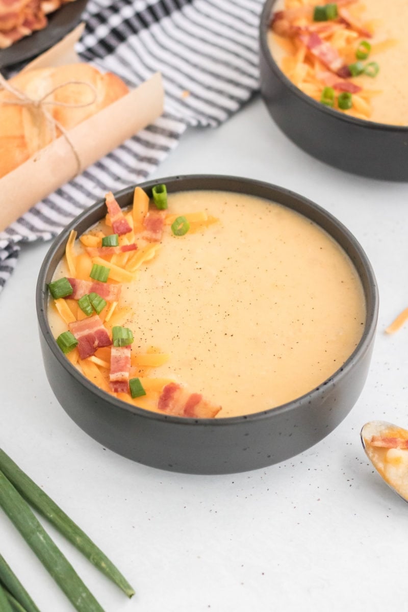 Sopa de papa cremosa en un tazón