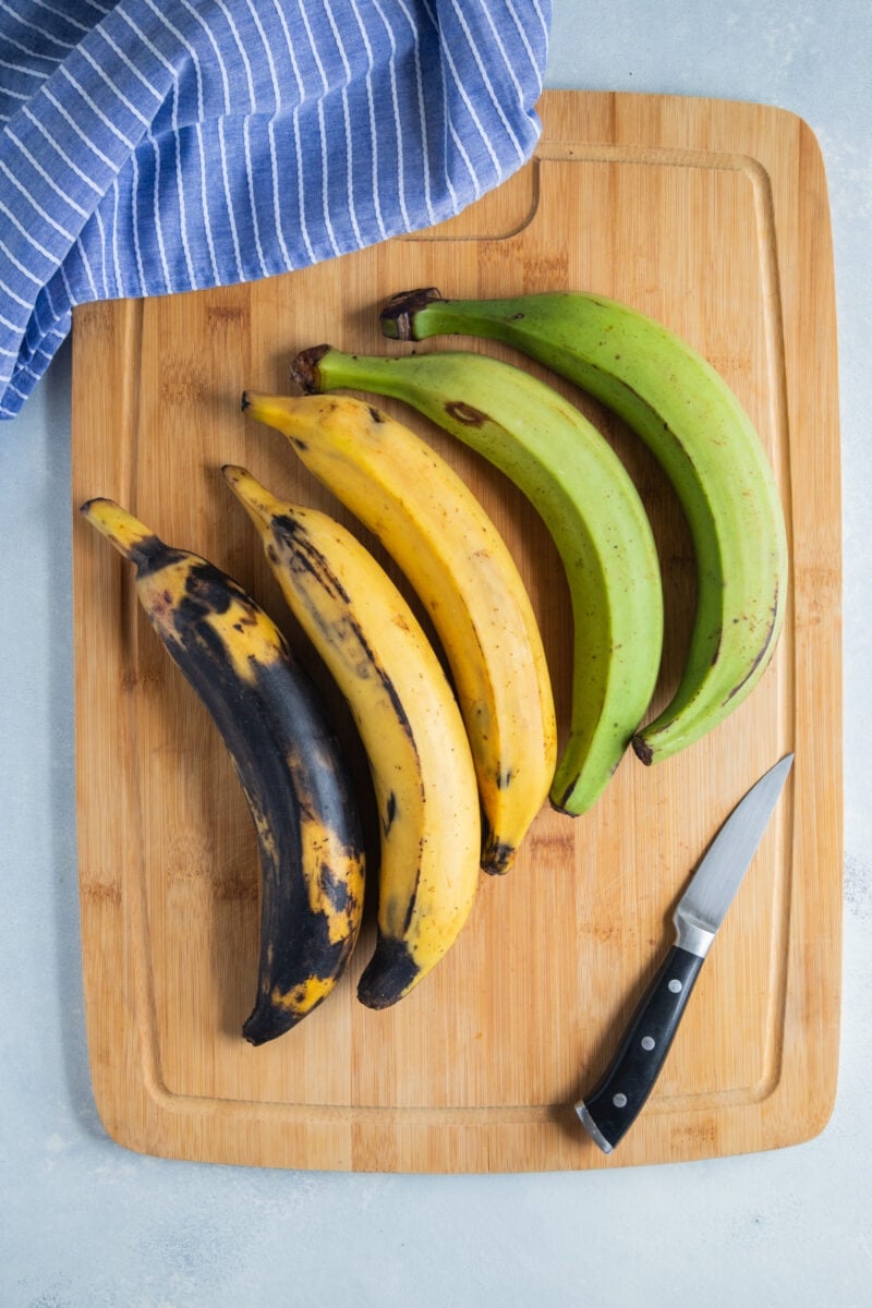 Plátanos en una tabla de cortar de madera. 