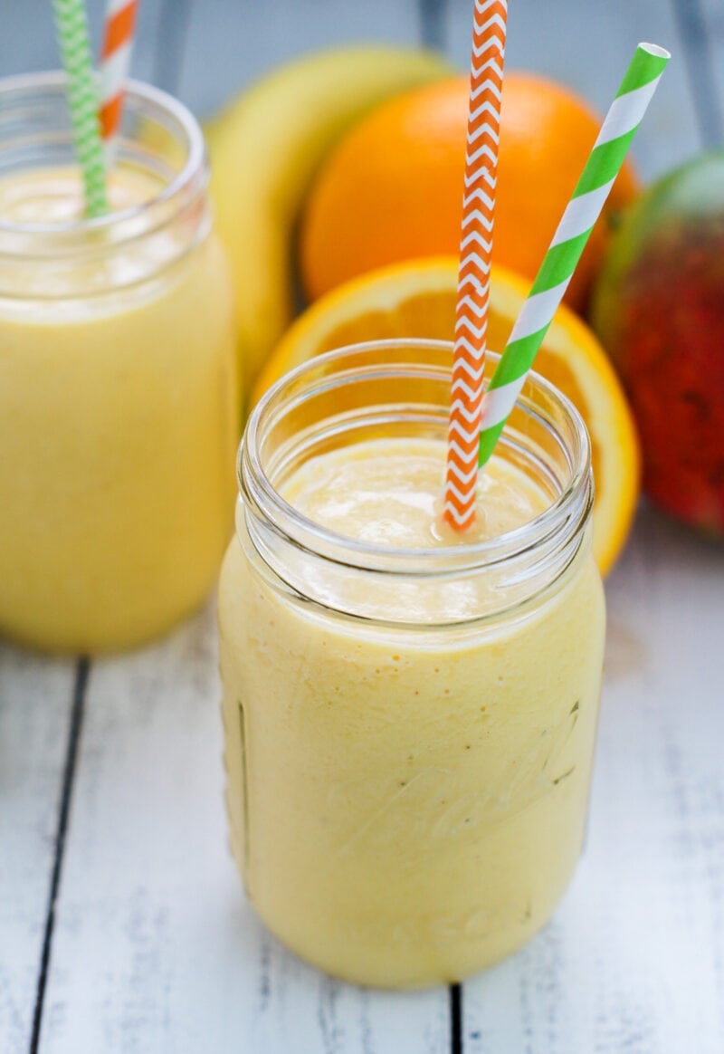 Batido de mango y banana servido en un tarro de cristal con pajillas de papel