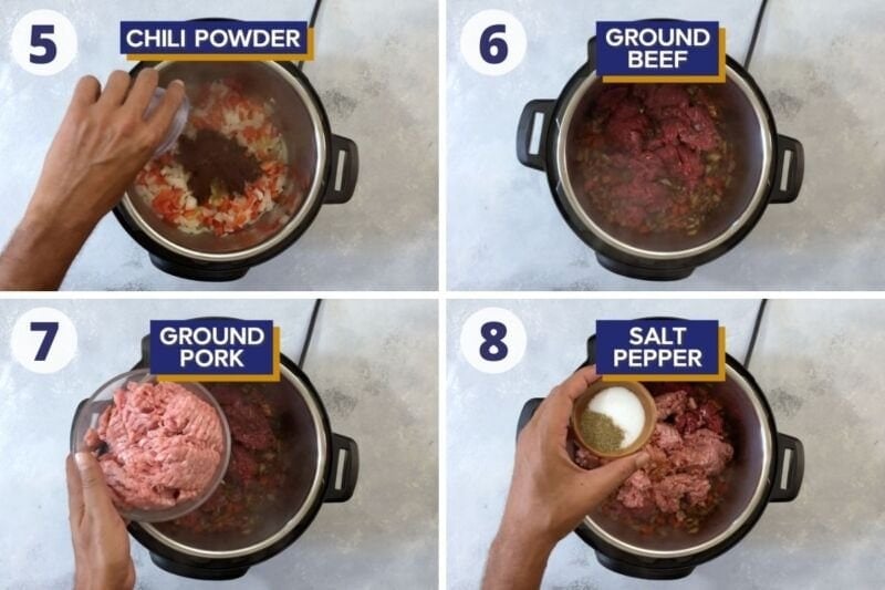 cuatro imágenes agregando chile en polvo, carne de res, cerdo, sal y pimienta a la olla de cocción lenta