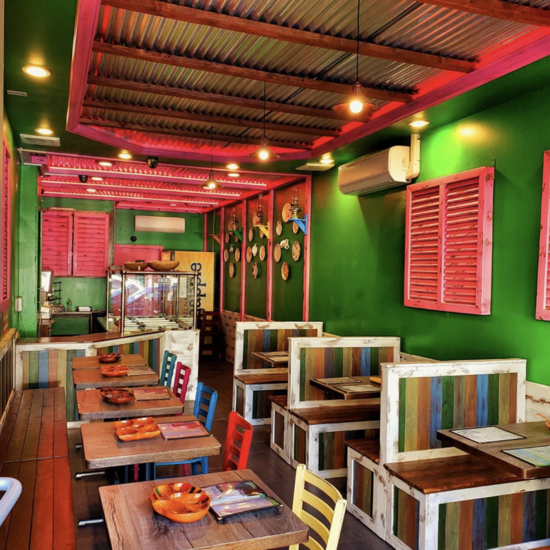 photo of the color interior of the restaurant Ajo y Oregano