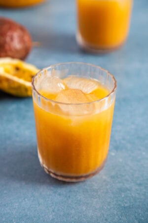 A glass of chilled passion fruit juice (jugo de chinola) with ice.