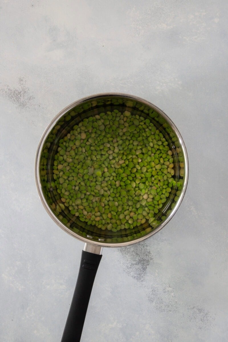Creamy guandules con coco garnished with cilantro.