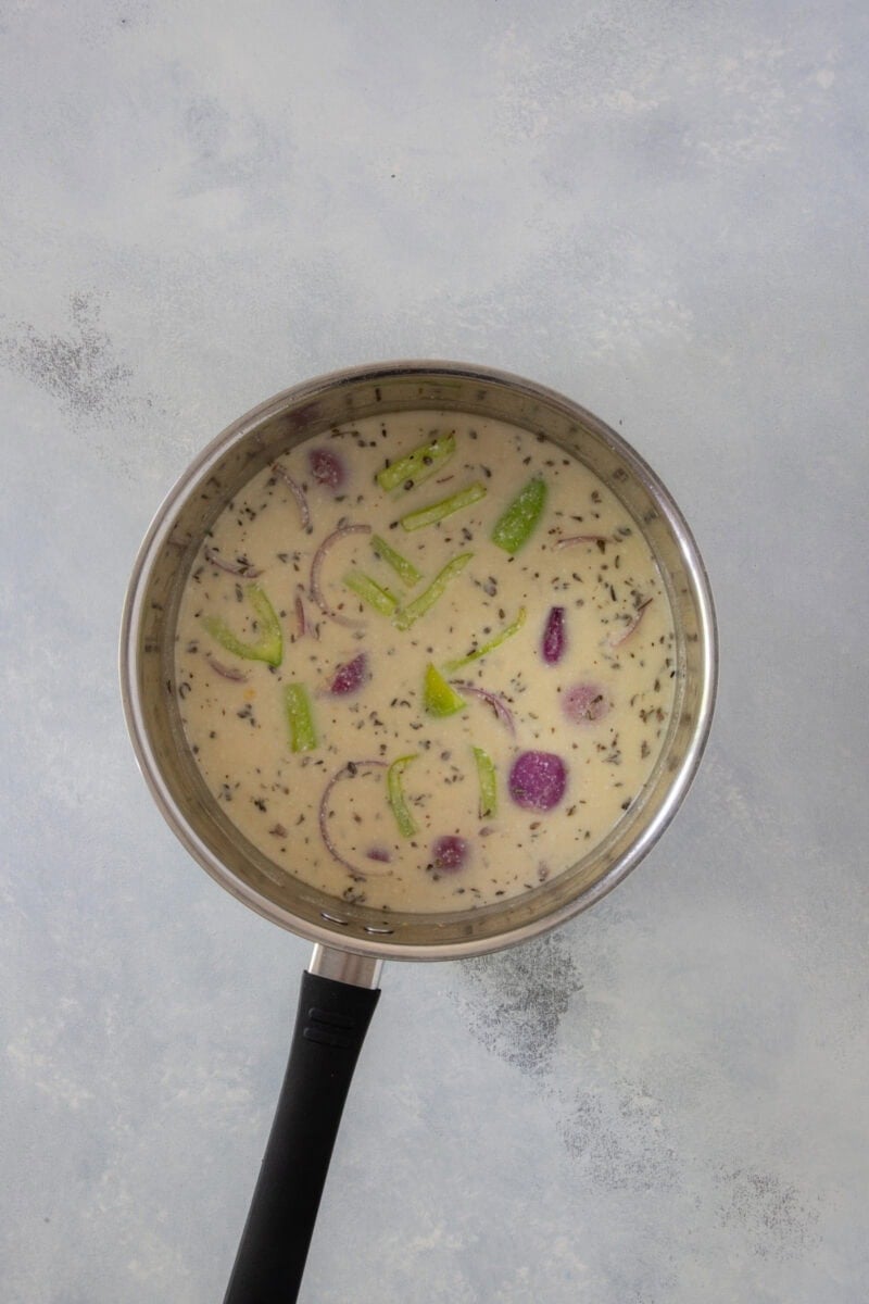 Pigeon peas simmering in creamy coconut sauce.