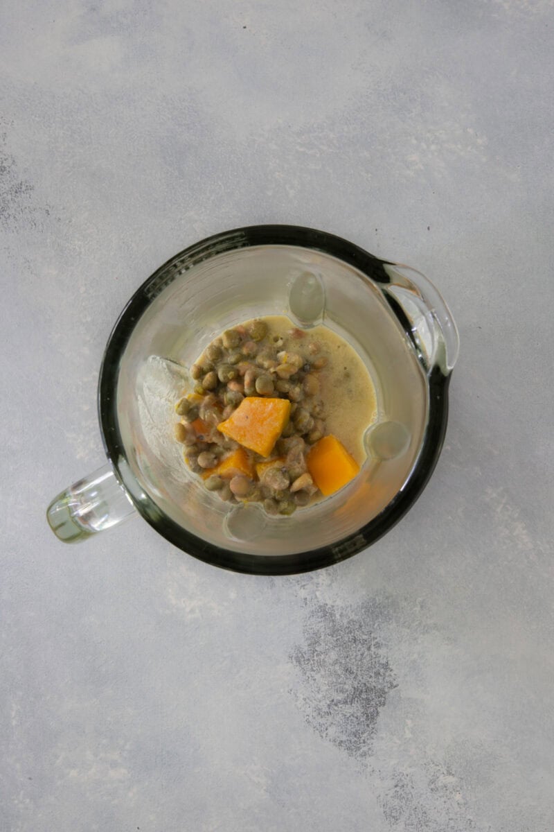 Pigeon peas and pumpkin in a blender before pureeing.